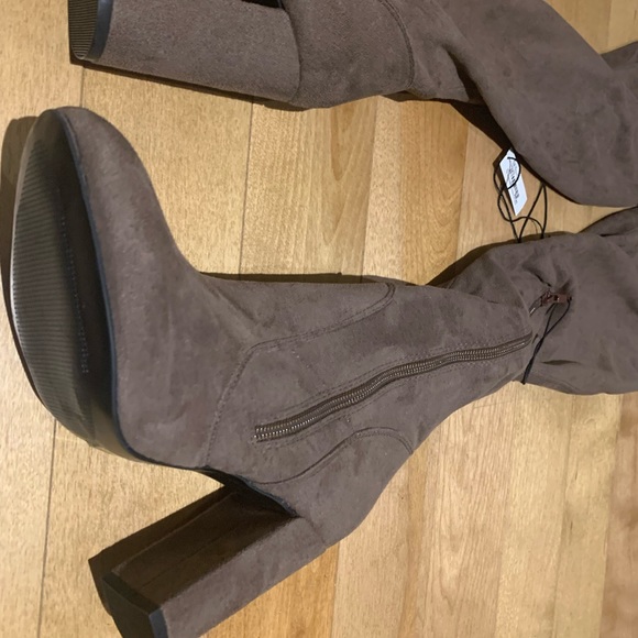 Over the knee suede boots.  Size 7 - Picture 6 of 7